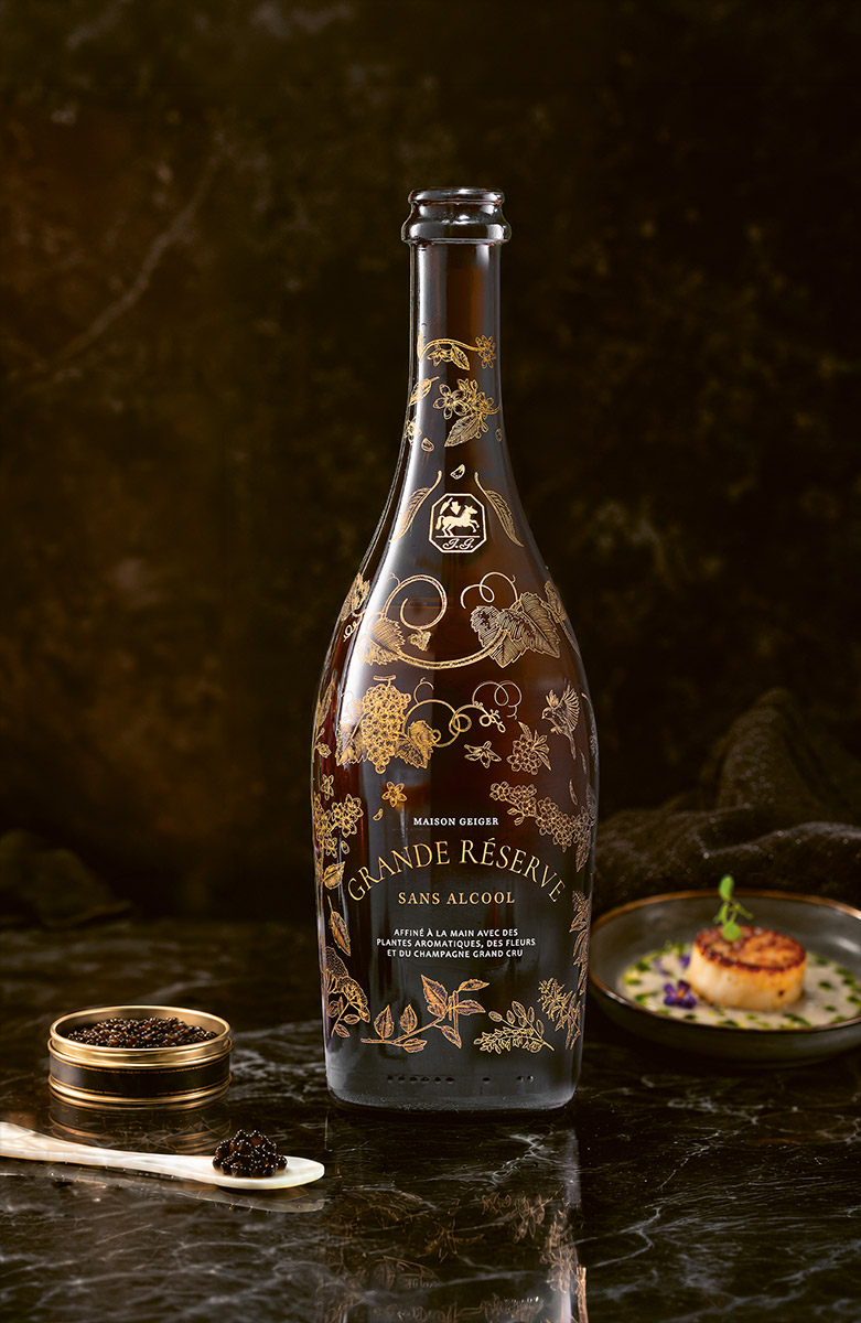 Grande Réserve — Flasche mit Kaviar auf dunklem Marmor